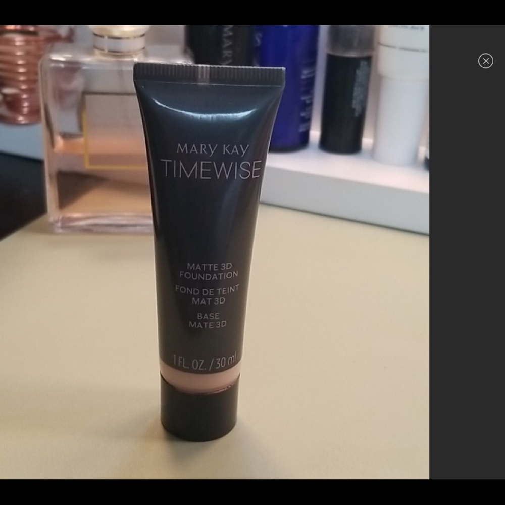 Mary Kay matte 3D foundation, Ivory W130